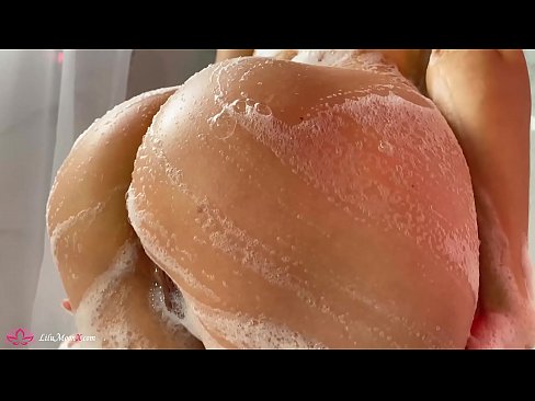 ❤️ Brunette o ipholla litho tsa botona kapa botšehali ho li khotsofatsa Pussy e nang le Vibrator ho ea ho Intense Orgasm in Shower rona ❌